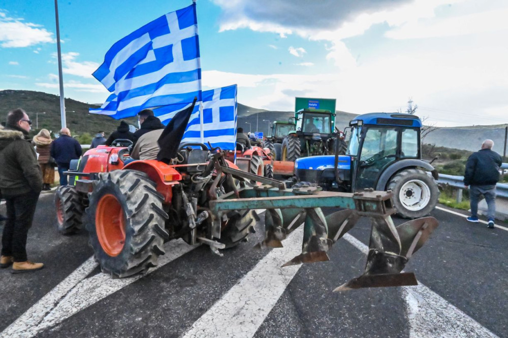 Μπλόκα αγροτών: έκλεισαν την εθνική οδό στο Κάστρο Βοιωτίας - Νέες εκτροπές κυκλοφορίας