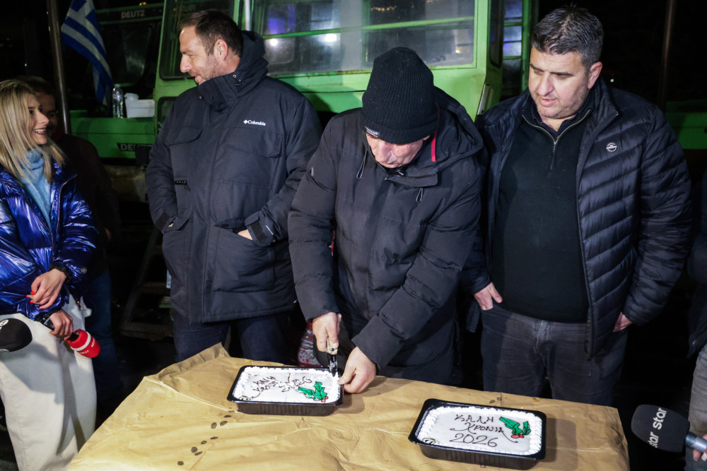 Μπλόκα: «χαϊδεύει» τον Ανεστίδη ο Αλειφτήρας (πολιτευτής της Πλεύσης Ελευθερίας)