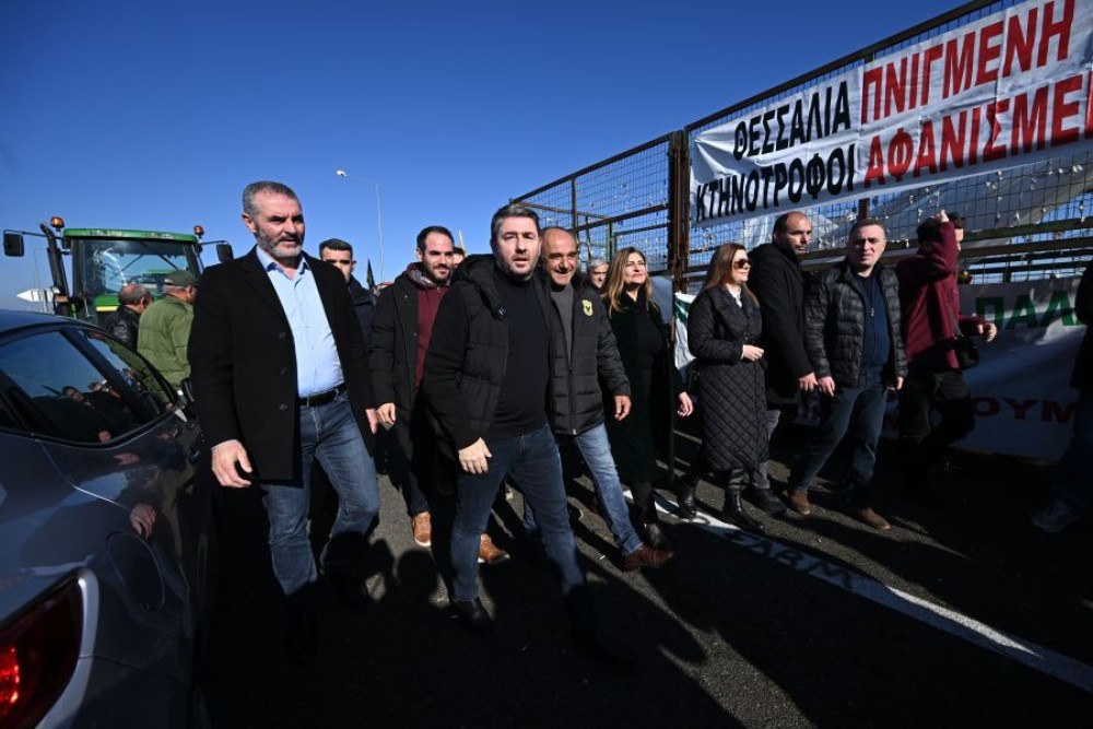 Νίκος Ανδρουλάκης: με στόλο πολυτελών SUV  στα μπλόκα των αγροτών (video)