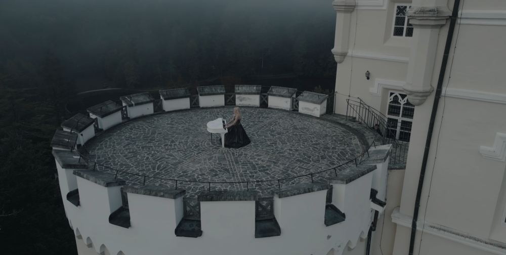 Έλενα Ξυδιά: η ιπτάμενη πιανίστρια σε ένα μεσαιωνικό κάστρο της Κροατίας (photos και video)