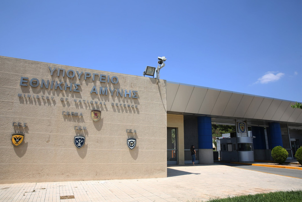 Πηγές του ΥΕΘΑ διαψεύδουν τα περί πώλησης κτιρίου του Πολεμικού Ναυτικού στην πλατεία Κλαυθμώνος - Κωμικές αναφορές