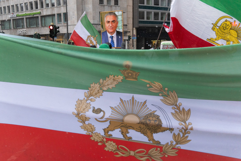 Ιράν: απειλεί να χτυπήσει το Ισραήλ και αμερικανικές βάσεις αν επέμβουν οι ΗΠΑ