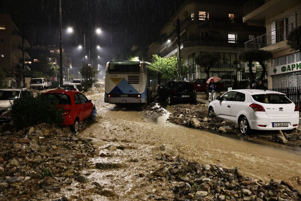 Κακοκαιρία: νεκρή γυναίκα στη Γλυφάδα - Την πλάκωσε αυτοκίνητο που παρασύρθηκε από τα νερά (video)