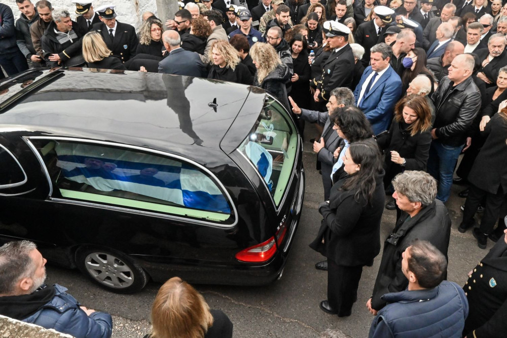 Σε κλίμα οδύνης η κηδεία του 53χρονου λιμενικού - Η Βουλή «υιοθετεί» το παιδί του