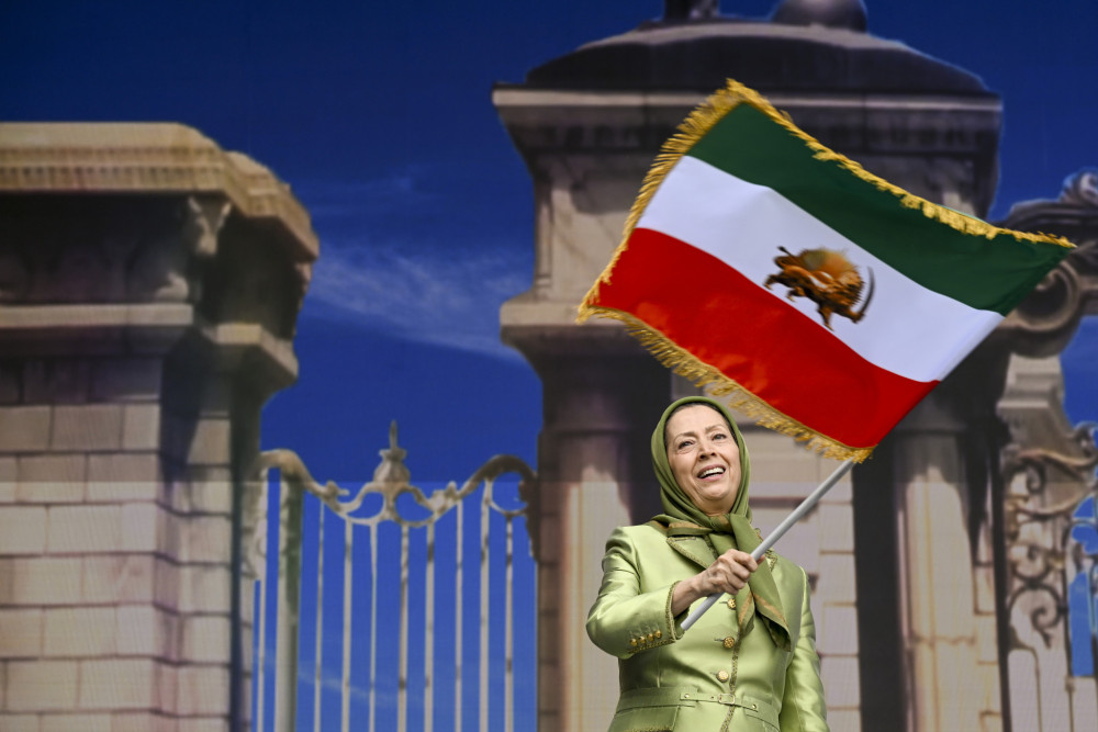 Ιράν: ποια είναι η Μαριάμ Ρατζαβί που εμφανίζεται ως «έτοιμη λύση» - Ποιος τη χρηματοδοτεί (video)