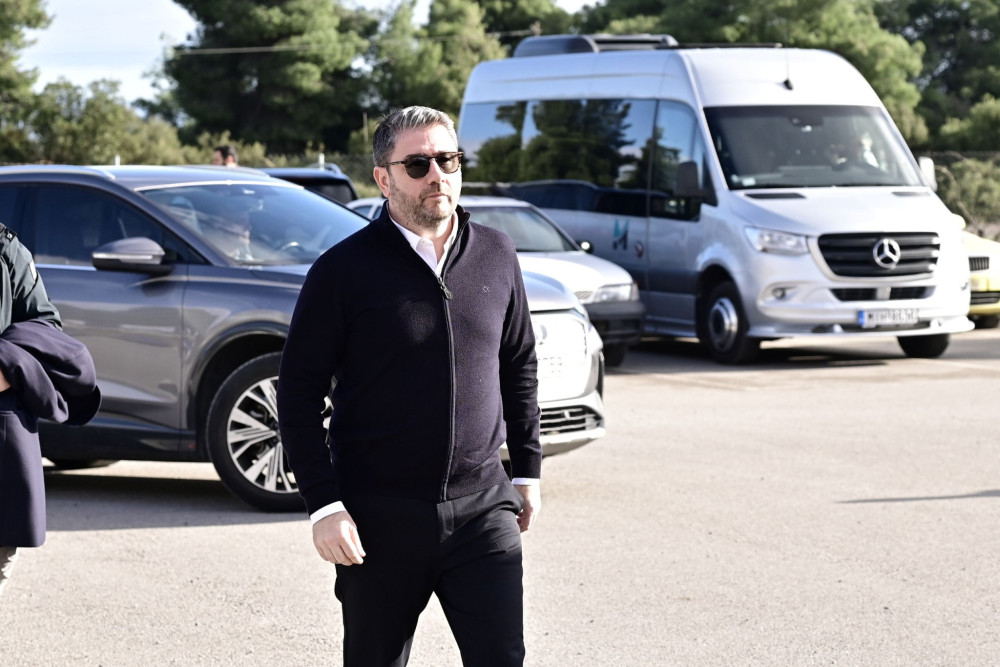 Η αγωνία του Ανδρουλάκη οδηγεί σε νέες πολιτικές γκάφες: το ΠΑΣΟΚ ταυτίζεται με τους αγροτοπατέρες