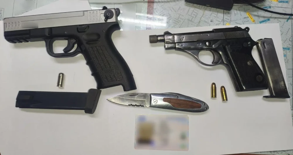 Παλαιό Φάληρο: συνελήφθη άνδρας με δύο πιστόλια και πλαστή άδεια οδήγησης