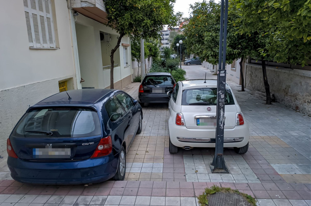 Παράνομο παρκάρισμα: ποια περιοχή στην Ελλάδα έγινε viral (video)