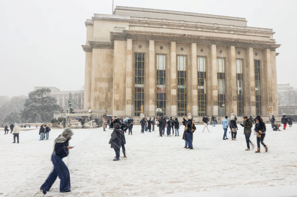 Η Μονμάρτρη… πίστα σκι: το Παρίσι ντύθηκε στα λευκά από την έντονη χιονόπτωση (video)