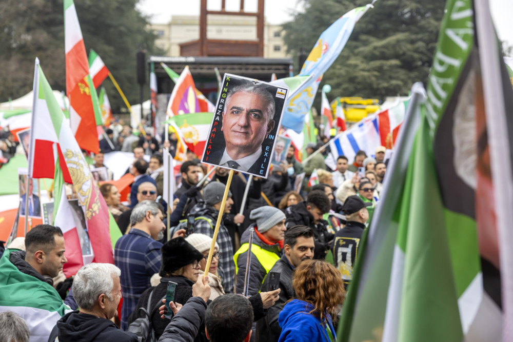 Ιράν: «Ετοιμάζομαι να επιστρέψω», δηλώνει ο εξόριστος γιος του Σάχη