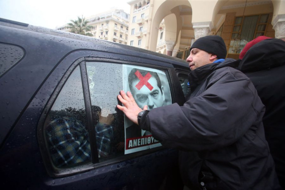 Αλέξης Τσίπρας: πέταξαν φωτογραφίες του με τη λέξη «ανεπιθύμητος» έξω από το Ολύμπιον, στη Θεσσαλονίκη (photos)