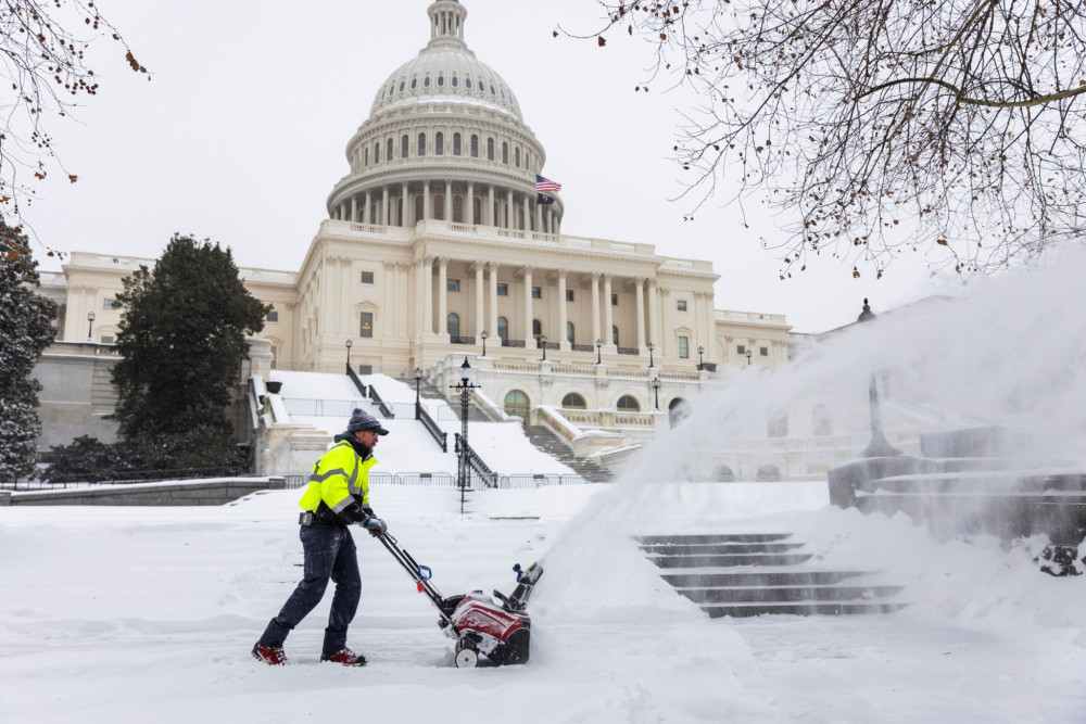 ΗΠΑ: προβλήματα σε μεταφορές από ισχυρές χιονοπτώσεις - Ιγκουάνα πέφτουν από δέντρα