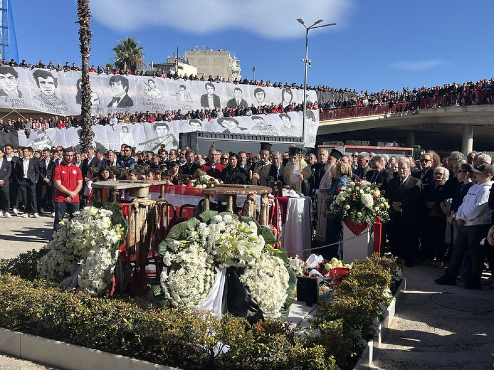 Σύσσωμη η οικογένεια του Ολυμπιακού στο ετήσιο μνημόσυνο για τα θύματα της Θύρας 7 (photos)