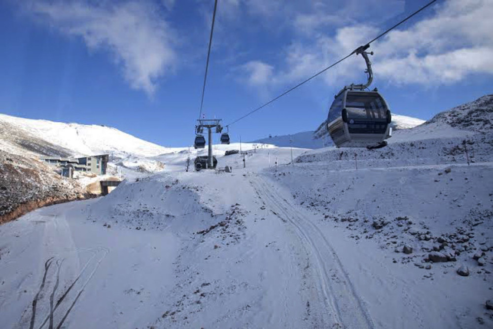 Εικόνες ντροπής: στο έλεος των ανευθυνοϋπεύθυνων το χιονοδρομικό του Παρνασσού