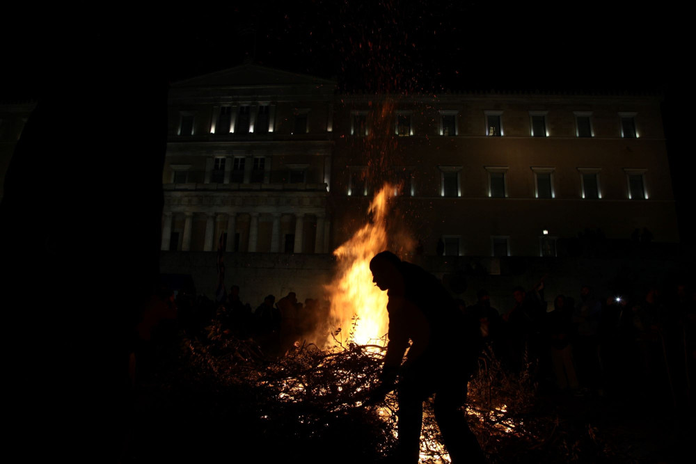 Οι επαγγελματίες της διαμαρτυρίας, των fake news και του αντισυστημισμού σε νέες παραστάσεις