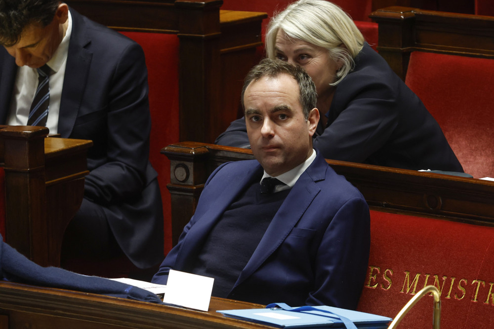 Σεμπαστιάν Λεκορνί: Επιβιώνει των προτάσεων μομφής και κλειδώνει τον προϋπολογισμό 2026