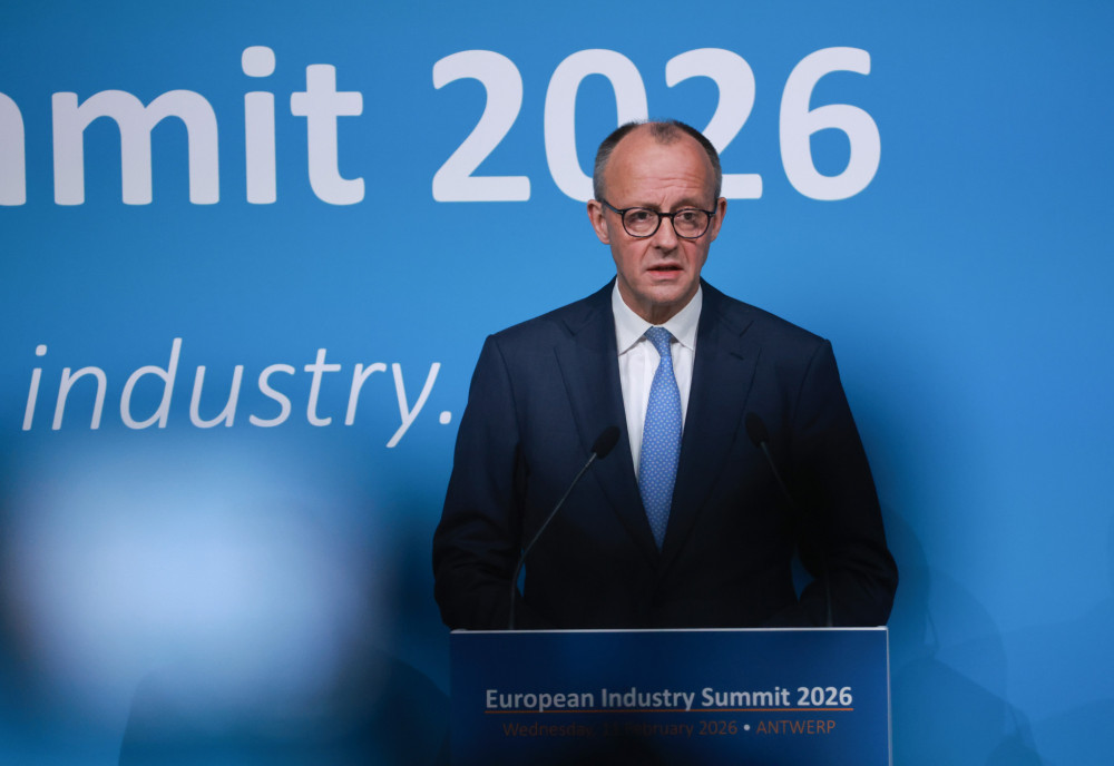 Politico: Ο Μερτς παίρνει μαθήματα από την Ελλάδα για ώρες εργασίας και παραγωγικότητα