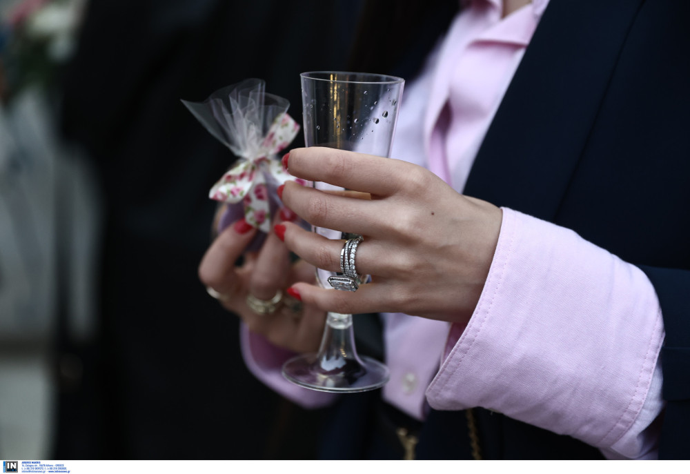 Σαν σήμερα το 1982, η θεσμική κατοχύρωση του πολιτικού γάμου στην Ελλάδα