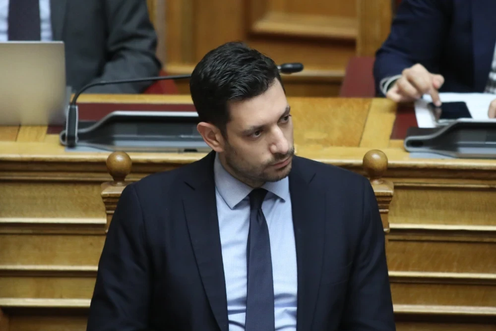 Η σιωπηλή παρουσία Κυρανάκη στο μνημόσυνο των Τεμπών