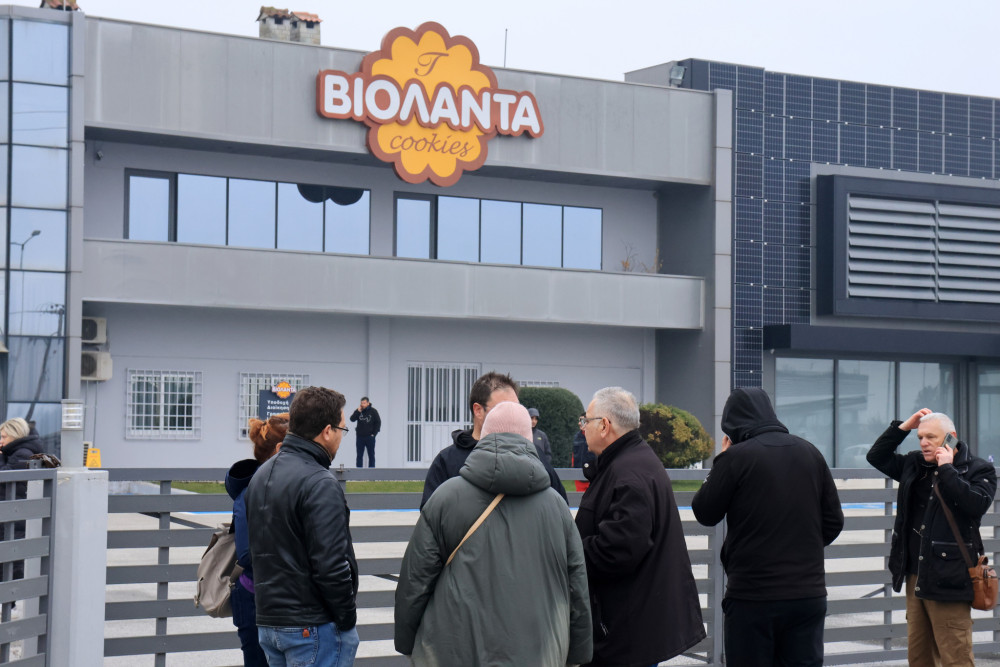 Ρουβίκωνας στο Μενίδι: έσπασαν λάθος τζαμαρία, νόμιζαν ότι ήταν η «Βιολάντα» (video)