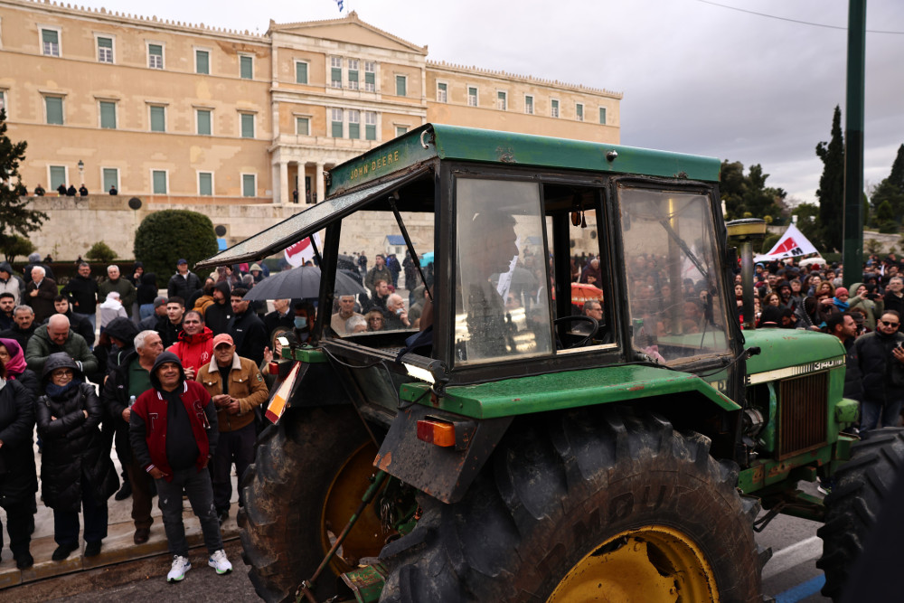 Σε εξέλιξη το αγροτικό συλλαλητήριο με τρακτέρ στο κέντρο της Αθήνας (photos)
