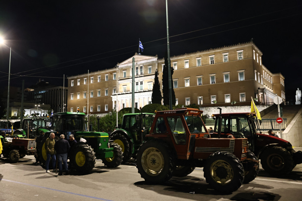 Ολοκληρώθηκε το αγροτικό συλλαλητήριο στην Αθήνα - Θα διανυκτερεύσουν στο Σύνταγμα