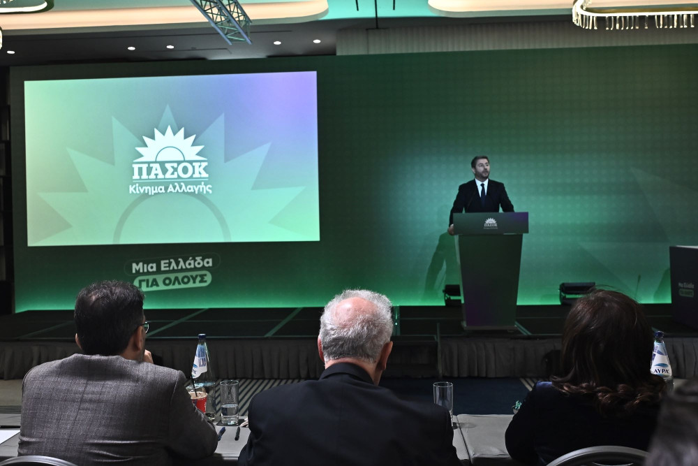 Συνέδρια ΝΔ-ΠΑΣΟΚ: ο αλγόριθμος του Ανδρουλάκη και οι δημοκρατικές διαδικασίες της Πειραιώς