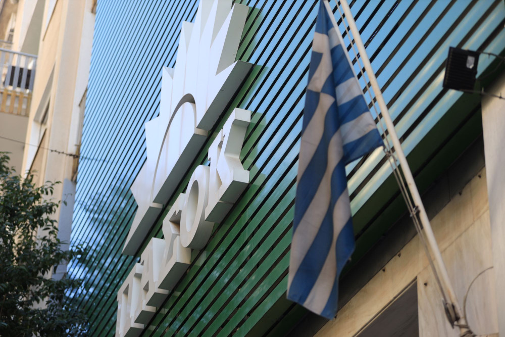 Το ΠΑΣΟΚ «κλείνει το μάτι» στον Τσίπρα με επιθέσεις κατά Μητσοτάκη