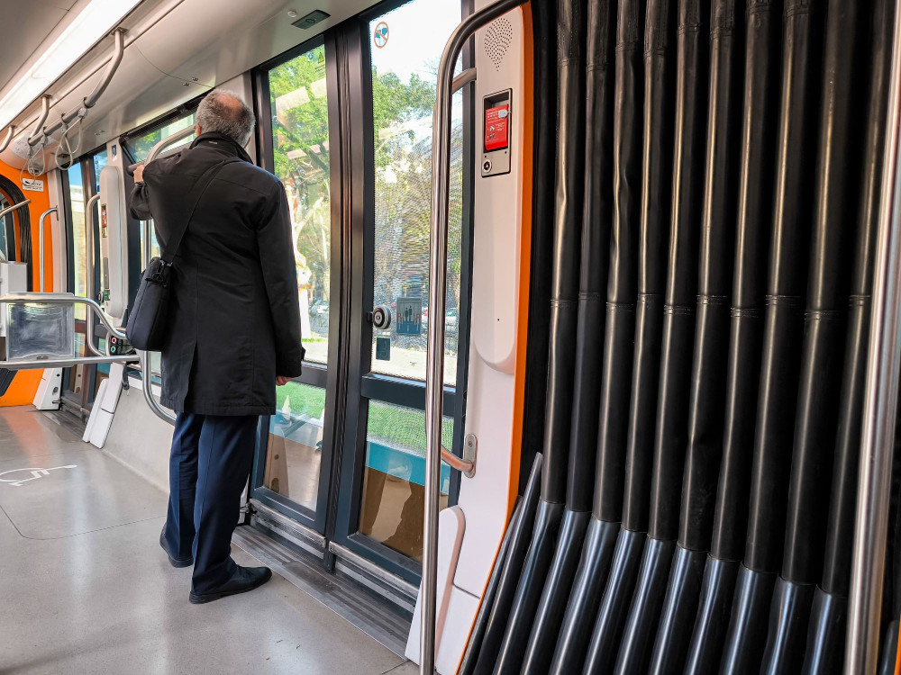 Έφτασε στο λιμάνι του Πειραιά το τραμ - Κυρανάκης: Ικανοποιούμε ένα πάγιο αίτημα