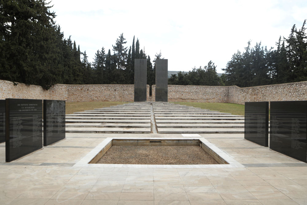 Καισαριανή: βανδάλισαν το μνημείο των 200 κομμουνιστών μετά τη δημοσιοποίηση ιστορικών φωτογραφιών