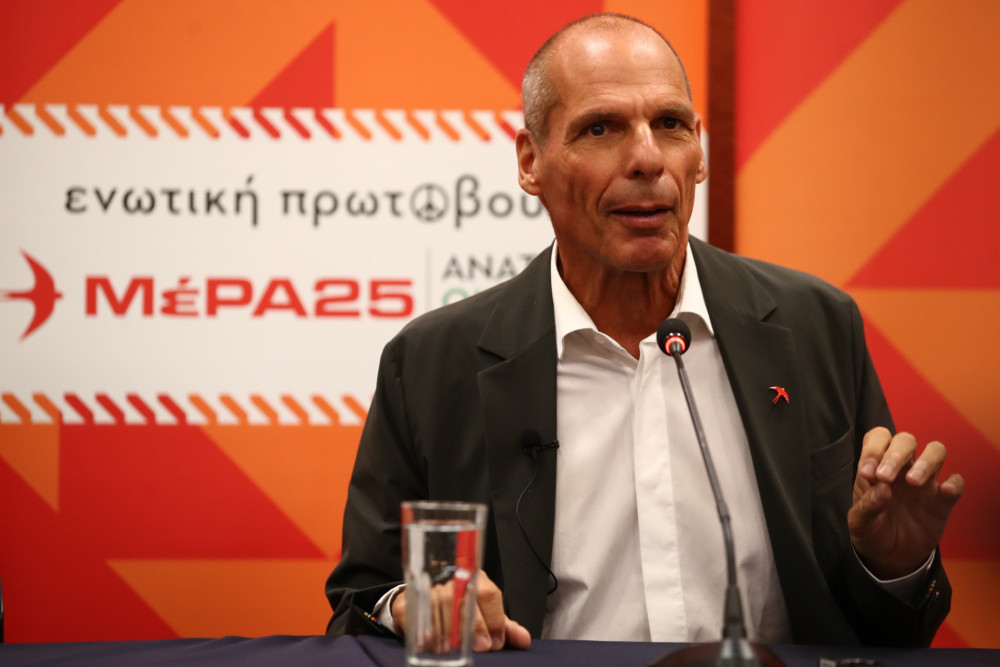 Ο Βαρουφάκης προειδοποιεί τον Τραμπ: μην πειράξεις το αιματηρό καθεστώς του Ιράν