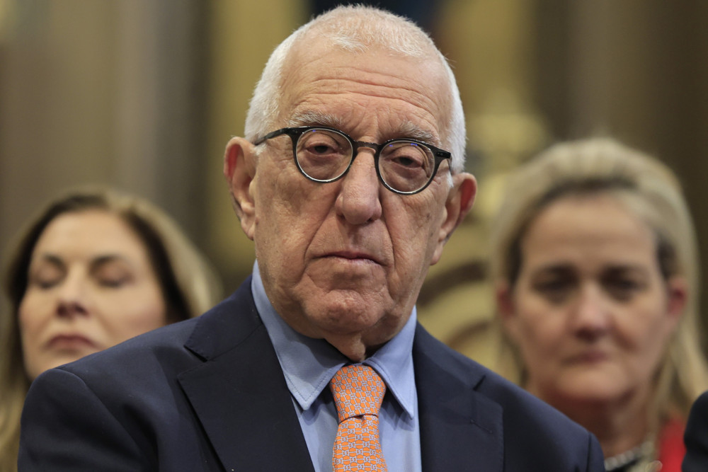 Κακλαμάνης: Η Βουλή προσλαμβάνει παιδί 12μελούς οικογένειας που εργάζεται για να πληρώνει το μεταπτυχιακό του