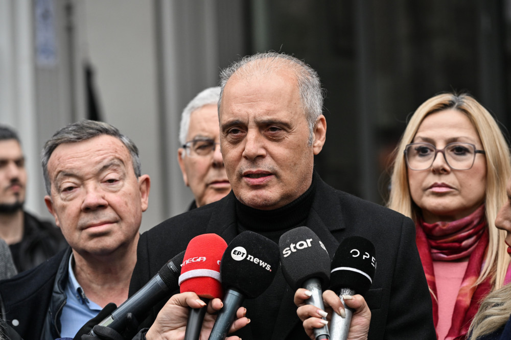 Πώς ο Βελόπουλος προσπάθησε να «πουλήσει» fake news για τον Γκέιτς, τον Επστάιν και την πανδημία