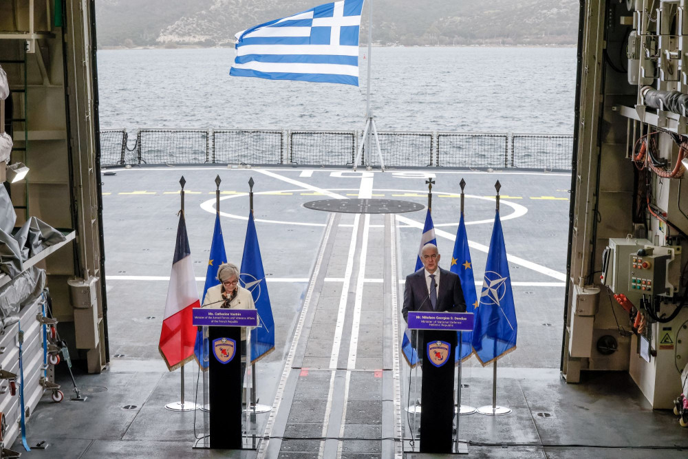 Αθήνα-Παρίσι: Μαζί και πιο ισχυροί εν μέσω αβεβαιότητας - Δένδιας-Βοτρέν στη φρεγάτα «Κίμων»