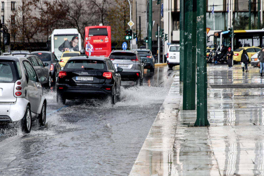 Επιδείνωση του καιρού με ισχυρές βροχές, καταιγίδες και ενισχυμένους ανέμους