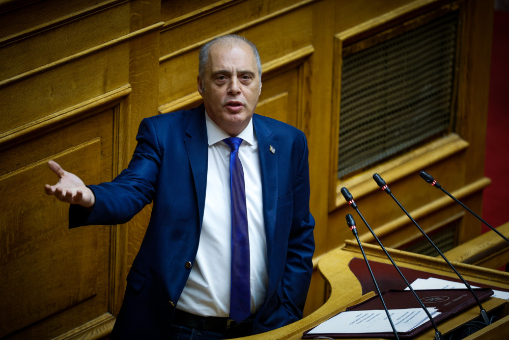 Υποκρισία Βελόπουλου: συλλυπητήρια για νεκρούς, πυρά για μετανάστες – λαϊκισμός χωρίς φρένο