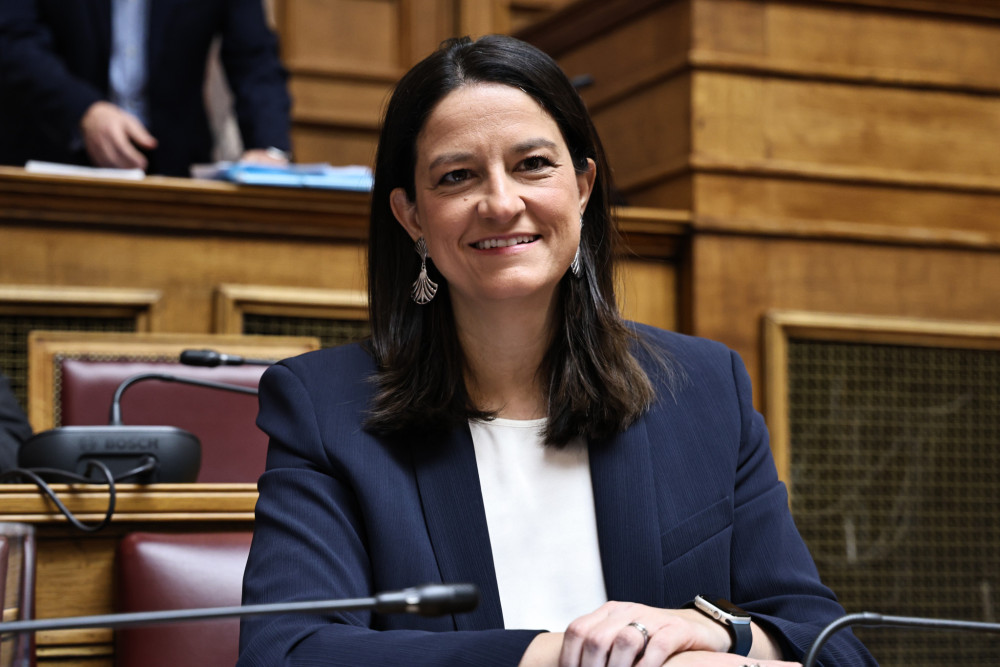 Συλλογικές Συμβάσεις: υπερψηφίστηκε το νομοσχέδιο - Πώς η Κεραμέως «στριμώχνει» το ΠΑΣΟΚ