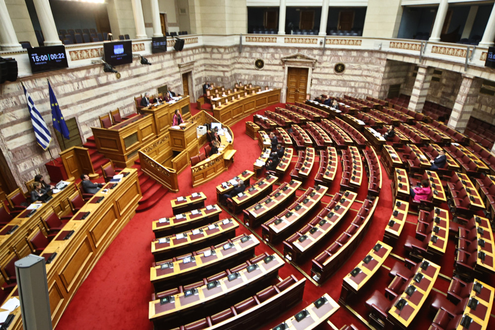 Βουλή: «Πράσινο φως» για το νομοσχέδιο μετανάστευσης - 9+1 απαντήσεις για τις αλλαγές