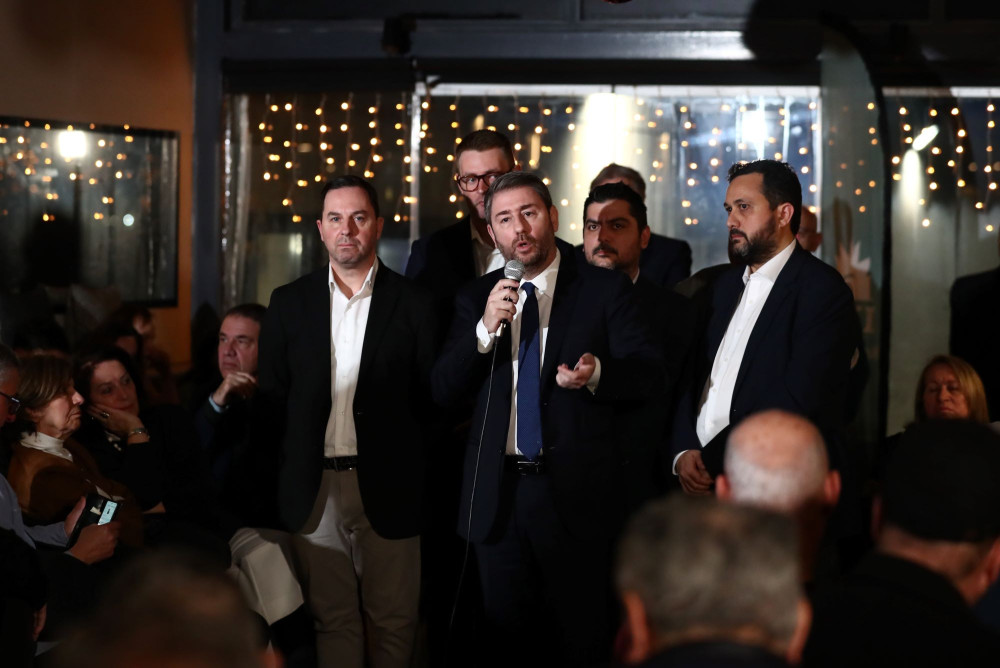 ΠΑΣΟΚ: ο «θυμωμένος» Ανδρουλάκης και πάλι στο... κανναβάτσο