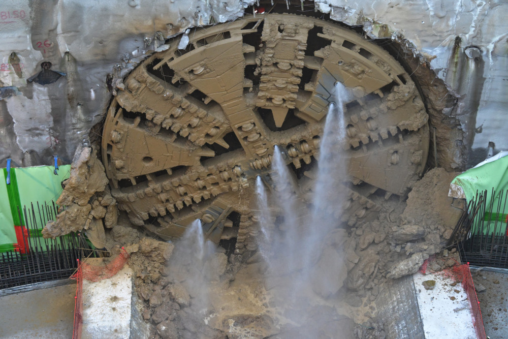 Με το «break on through to the other side» έφτασε ο μετροπόντικας «Αθηνά» στον Ευαγγελισμό