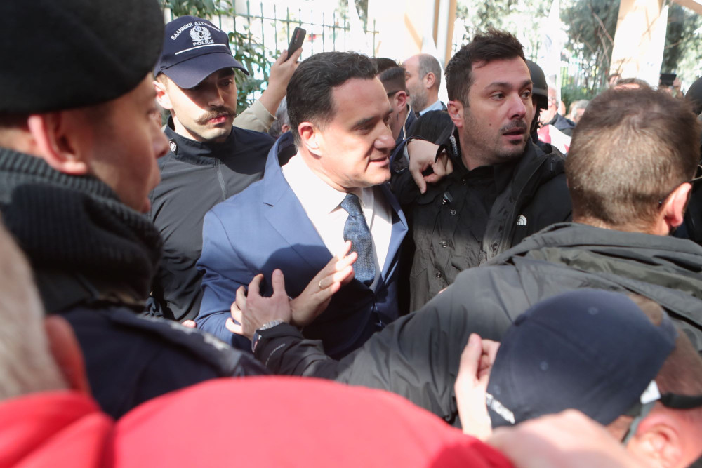 Ό,τι βολεύει τη «δημοσιογραφία»: η «Αυγή» χρεώνει στον Γεωργιάδη τα επεισόδια στη Νίκαια