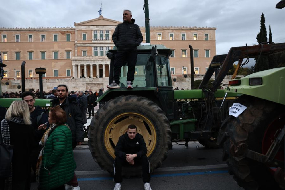 Αγρότες: παρέμειναν όλη τη νύχτα στο Σύνταγμα - Τα αιτήματα, τα πολιτικά μηνύματα και η ώρα της αποχώρησής τους