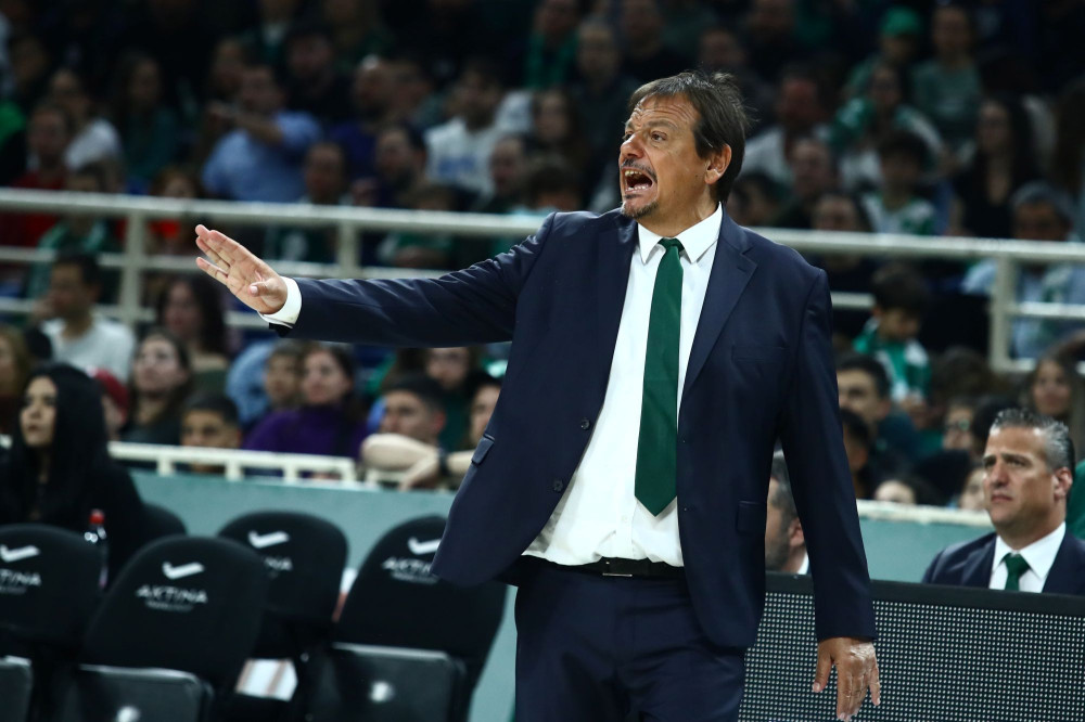 Χαμός στον αγώνα Άρη-Παναθηναϊκού με τον Αταμάν - Μπήκε στο παρκέ διαμαρτυρόμενος και αποβλήθηκε