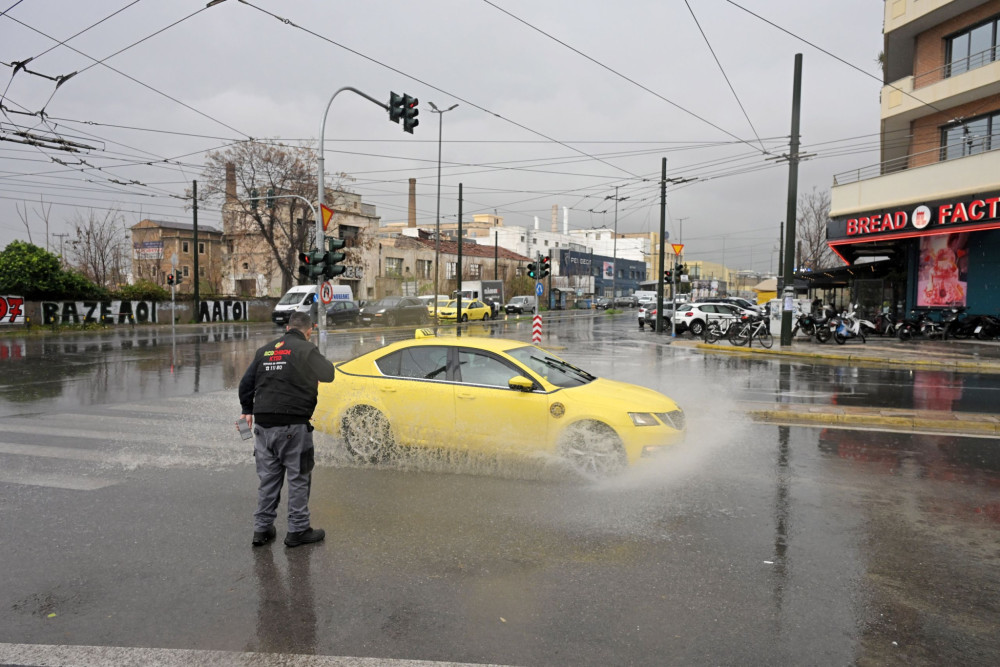Καιρός: σε εξέλιξη δυνατές βροχές - Ποιες περιοχές είναι σε red code - Συστάσεις της Πολιτικής Προστασίας