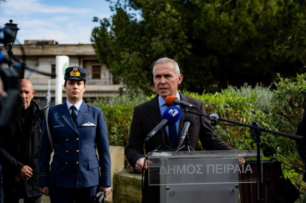O Θανάσης Δαβάκης στο μνημόσυνο των 63 πεσόντων αεροπόρων του C-130 που συνετρίβη στην Όθρυ