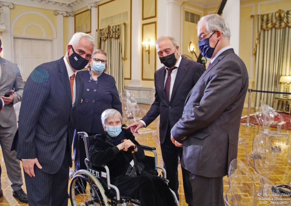 Ο Χρίστος Λιάπης αποχαιρετά την Ελένη Αρβελέρ