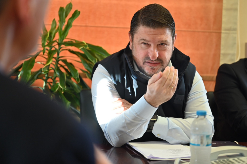 Το «Ηλία ρίχ’ το» του Νίκου Χαρδαλιά και το viral βίντεο από την υπό κατασκευή Πλατεία Γαλατσίου