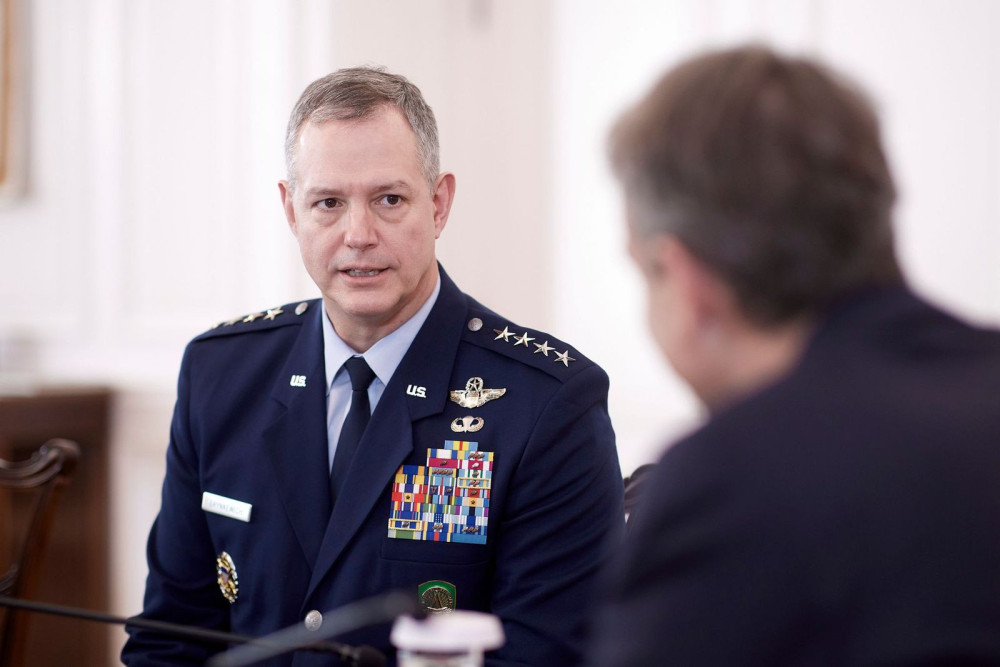 Στο Μαξίμου ο ανώτατος διοικητής του ΝΑΤΟ στην Ευρώπη: Συνεπής η ελληνική συνεισφορά στην άμυνα της Συμμαχίας