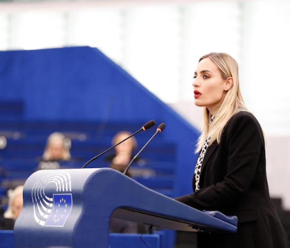 Παρέμβαση Ελεονώρας Μελέτη για τη σύγχρονη δολοφονία χαρακτήρα στο διαδίκτυο