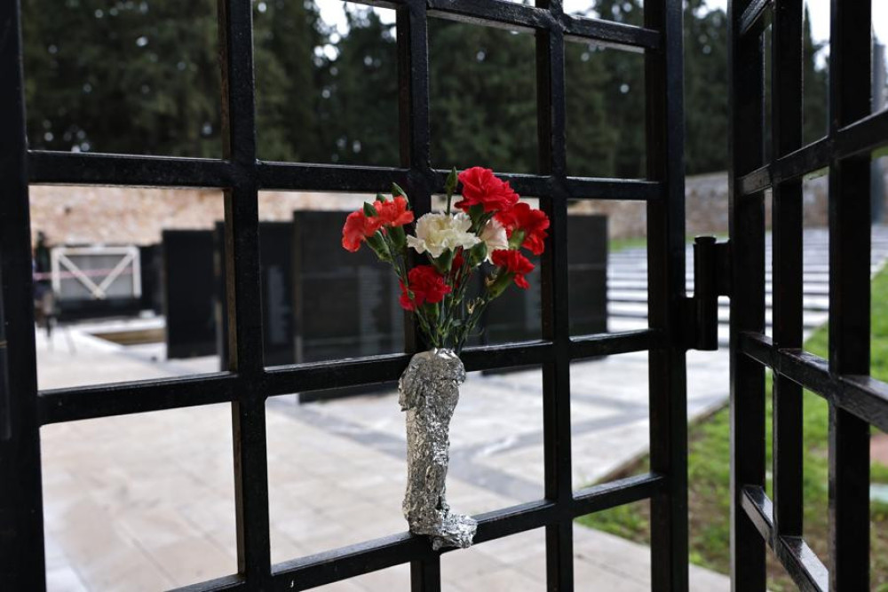 Αφιέρωμα του Guardian στους 200 της Καισαριανής - Τώρα μπορούμε να δούμε το θάρρος τους